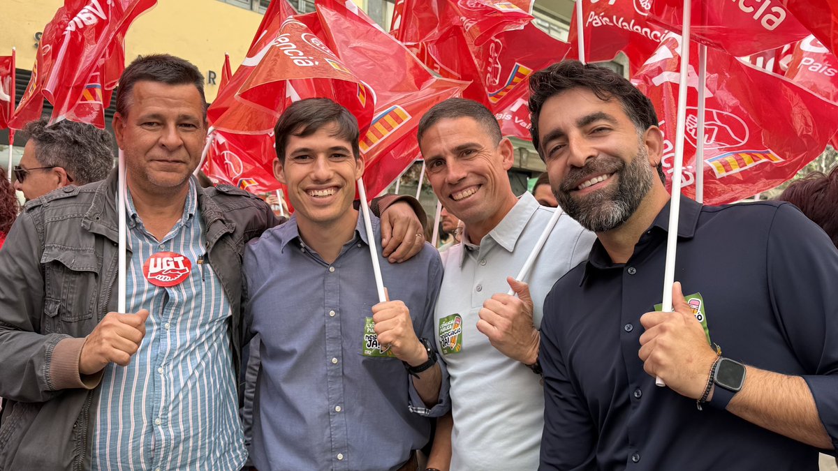 kayaya19's tweet photo. Todo lo que pueda decir se queda corto: ganas, lucha sindical, motivación, tres generaciones de una misma familia, ilusión…todo por una escuela pública de calidad y en valencià 
#vagaindefinida
#huelgaeducativa
Imágenes 🧵🧵 https://t.co/pR1j4gCSHN