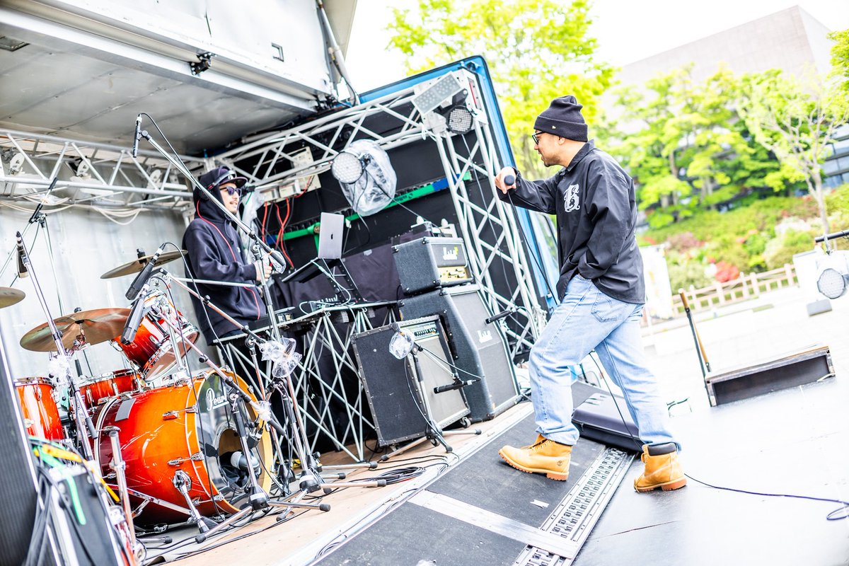 rakan_rose's tweet photo. 「Akita Student Music Festival vol.3」ありがとうございました。秋田県内最大規模の学生主体フェス。この勇気ある試みを"思い出"で終わらせるのか、地域を巻き込む"ムーブメント"にまで押し上げるのか。俺のライブから何か一つでも感じ取ってくれていたら嬉しいな。やろうよ、面白いことを。#ASMF https://t.co/2DzxTCJrVR