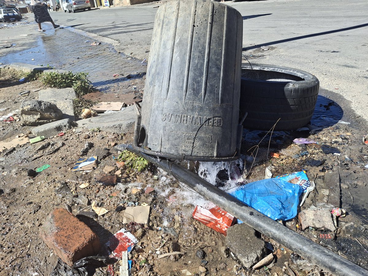 MrHBee's tweet photo. @JHBWater Selbourne and 14th avenue Alexandra. https://t.co/mh7cXVV4QC
