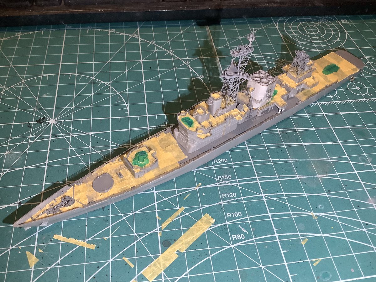 noctarl's tweet photo. 休み中思ったよりも作業進めなかった
手すりにラッタルにプロペラガード、舷梯を付けて甲板塗装後にマスキングして船体色進めようと思ったらボートダビットを忘れてたので周囲のマスキングと手すりを撤去して付けようと思ったけど「しまかぜ」のダビットって角ついてるのやから自作しなあかんのか⁉︎ https://t.co/SBZFcDgoQc
