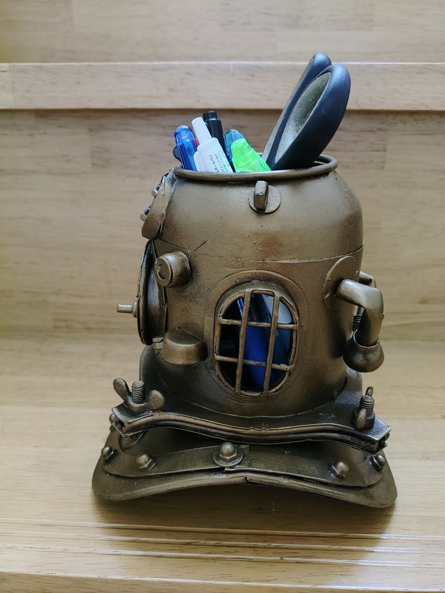 pocketlog's tweet photo. 作業潜水士がかぶる潜水兜(ヘルメット）をモチーフにしたペン立てを衝動買い。
薄っすら気付いていたけどペン立てとしては深すぎでは、、、

それと作り込みが雑でもアンティーク風と言えば許される感じ。 https://t.co/4w351YOWt9