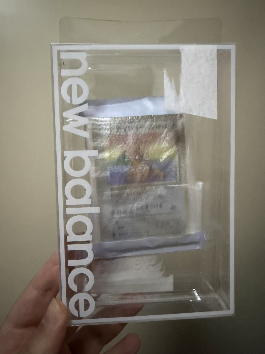 Lek_RG's tweet photo. Nueva forma bizarra de enviar cartas de Pokémon vista en Mercari, Japón. Esta vez en una ¿caja de calzoncillos?… o ¿calcetines? De New Balance. 
Espectacular xD https://t.co/Nu8HQT4Hs4