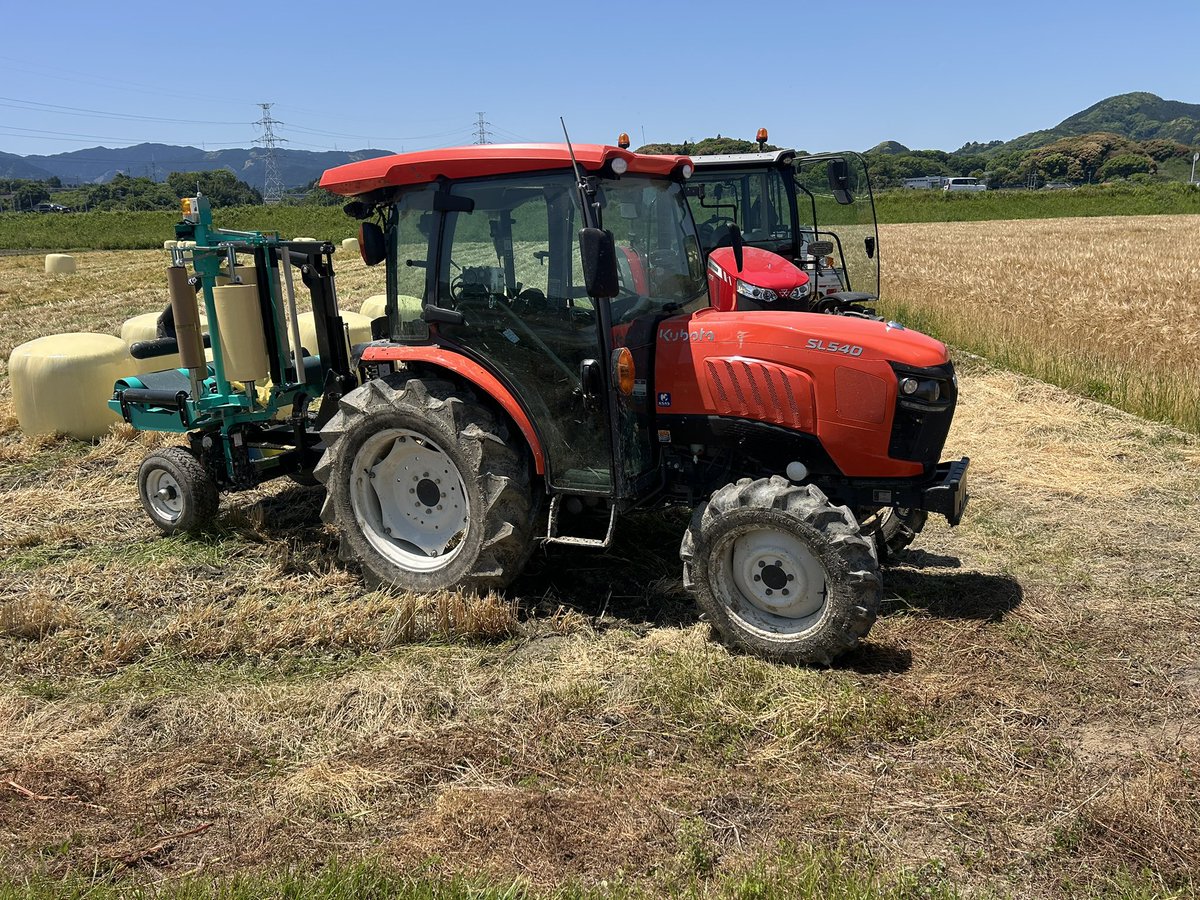 efarm2010's tweet photo. 昨日で収穫も無事終了🫶
昨日はトラクターがゴネてメーカーさん来てくれたけどクボタに選手交代😅
ウエイト無いのもあって作業出来ないことは無いけどデカいに越した事は無いな😂
ラッピングマシーンの実演機も自分なりにセッティングしてバッチリ決まったら作業終了笑
これからロール運び頑張らねば😇 https://t.co/JsFjZ6qgNU