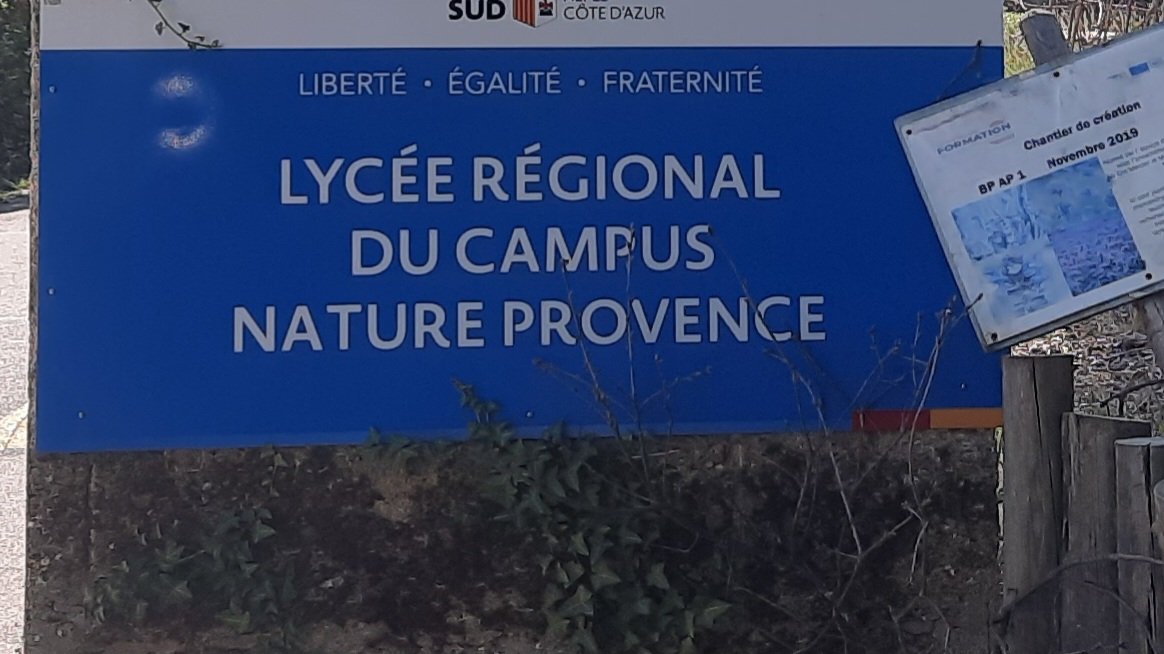 LeBras78173605's tweet photo. La @FSUregionSUD  toujours présente pour informer le personnel du #lyceecampusnatureProvence de @MaRegionSud où un sentiment d"inequiter persiste entre les ARL. Son origine serait-il dû dans le management adopté ? https://t.co/QZgrh4uyuk