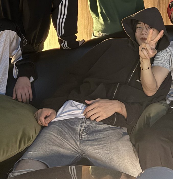 igoback2jyu's tweet photo. he's such a party boy https://t.co/9HqUtNBHgb