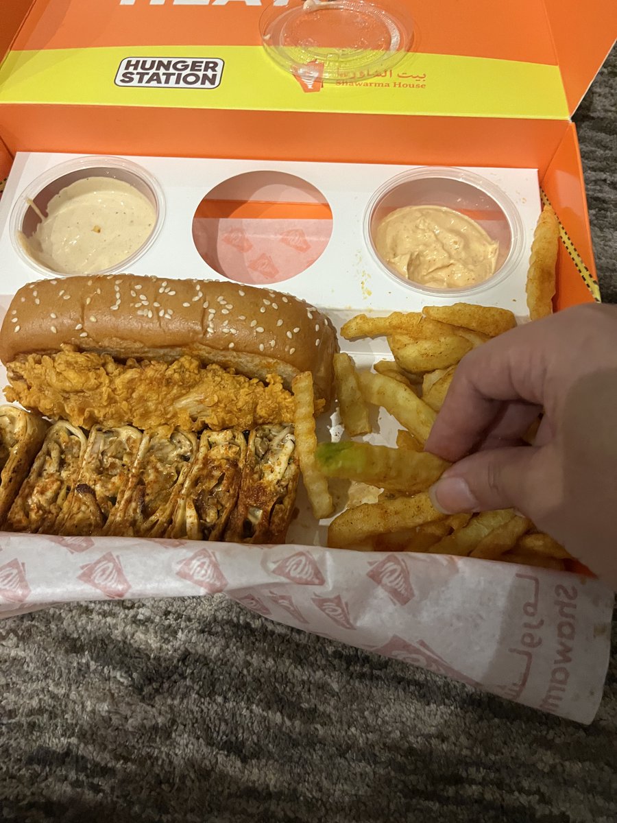Vocl_'s tweet photo. @ShawarmahouseSA طلبت امس شورما ناشفل وجاني البطاطس كذا الله يكرم النعمه 😷😷 https://t.co/pFBKiuX1sq