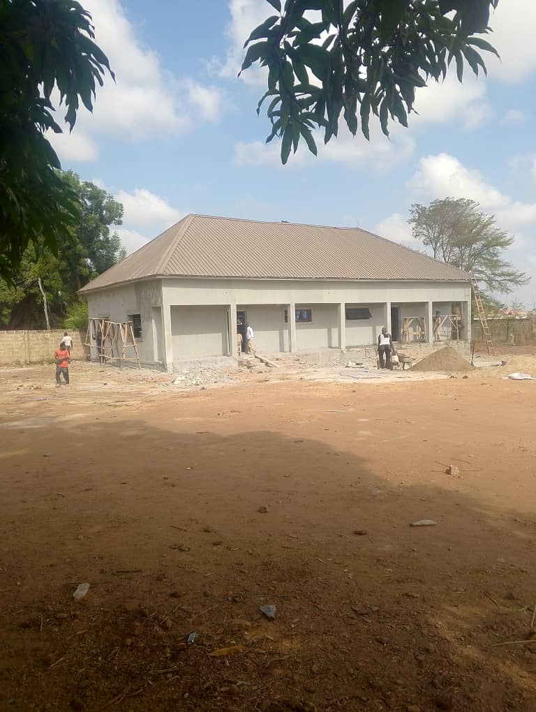 TrackaNG's tweet photo. In Dec 2025, N50.7m was paid to  ELED-ILANN TIZIMO LTD for the Construction of Gym Hall and Supply of Gym Equipment at Bida Club in Bida LGA, Niger state. 

We tracked and report that this project is ongoing. The gym hall has been constructed, roofed and plastered.

We will keep tracking to ensure quality work is done.