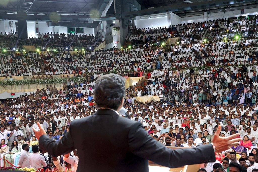 Stillsaravanan's tweet photo. முதல்வர் @CMOTamilnadu அவர்களின் பதவி ஏற்பு விழாவில்
இந்த புகைப்படத்தை எடுக்க 
எனக்கு வாய்ப்பளித்த வெற்றித் தலைவருக்கு நன்றி நன்றி நன்றி #TVKVijay‌ #TVKVijay‌HQ  Exclusive Click 📸🫵 @Stillsaravanan #CMJosephVijay‌ #CMVijay‌ #cmoftamilnadu #TVK‌ https://t.co/xGphxcjlOb