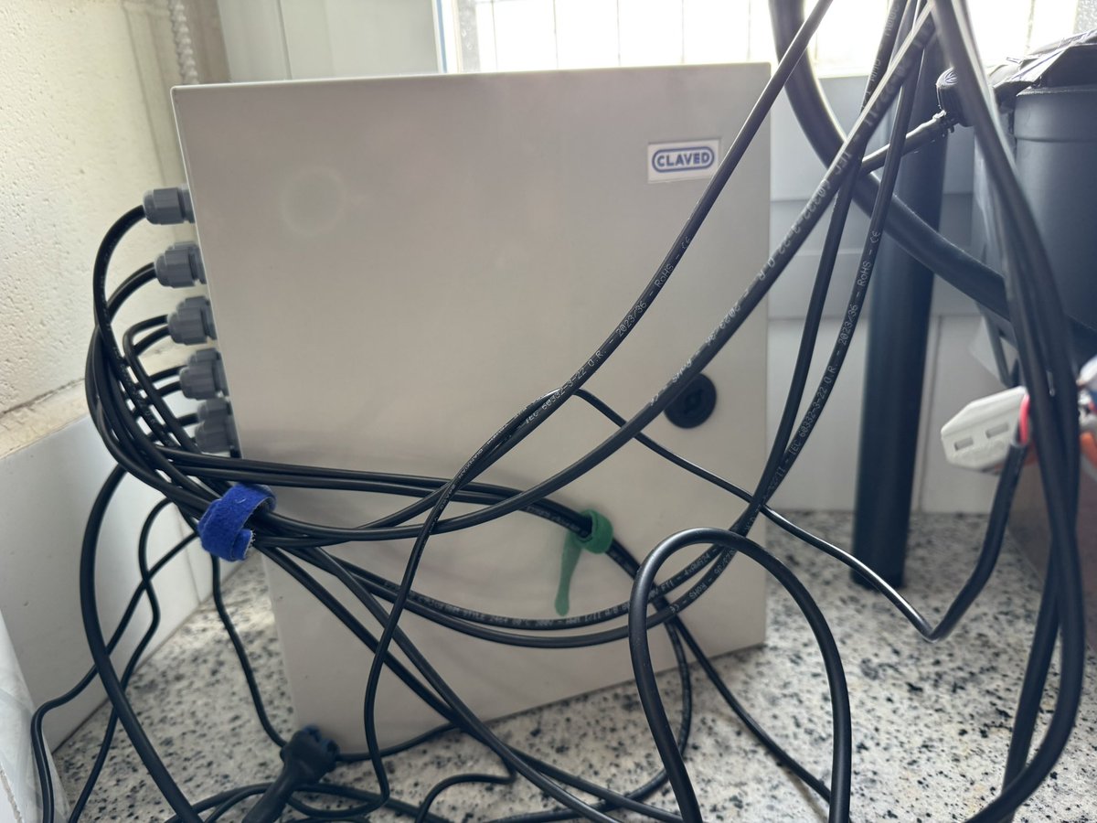 ICarlesVallbona's tweet photo. El sistema pot treballar amb energia elèctrica o solar gràcies a la placa solar i la bateria. A més, s’ha treballat l’àmbit econòmic, viabilitat del producte i packaging, creant un producte final modular, amb algunes peces impreses en 3D (recanvis) per allargar la seva vida útil. https://t.co/MB2c0Sda0z