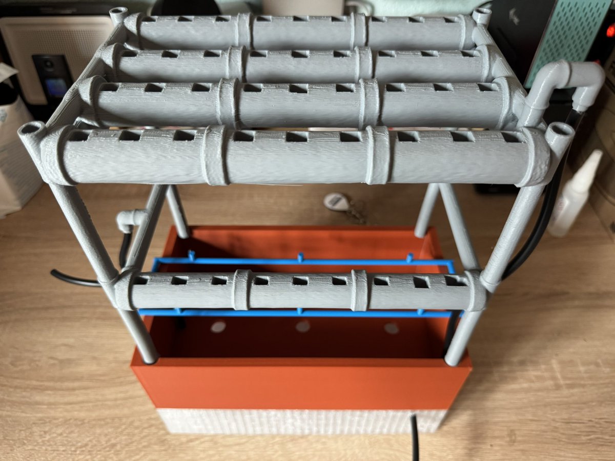 ICarlesVallbona's tweet photo. El sistema pot treballar amb energia elèctrica o solar gràcies a la placa solar i la bateria. A més, s’ha treballat l’àmbit econòmic, viabilitat del producte i packaging, creant un producte final modular, amb algunes peces impreses en 3D (recanvis) per allargar la seva vida útil. https://t.co/MB2c0Sda0z