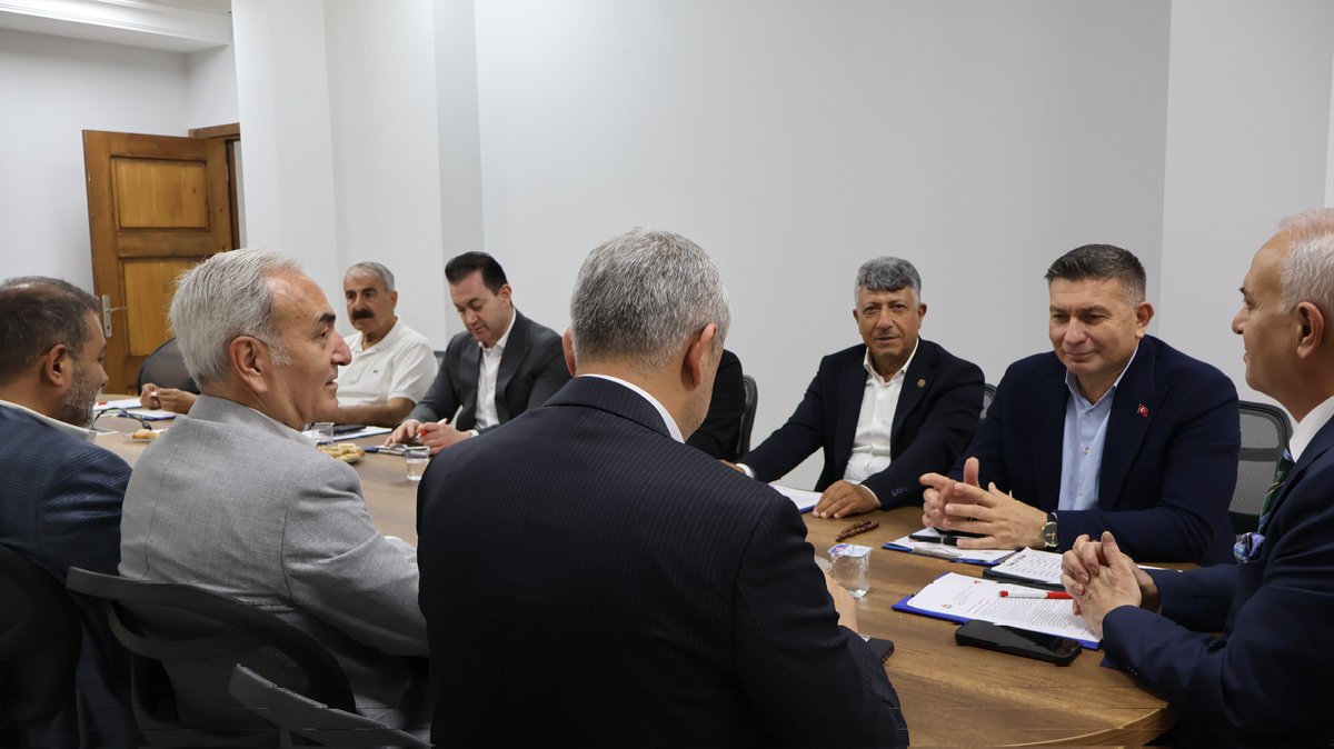 01_mhp's tweet photo. 📍MHP Adana İl Başkanlığı 

İl Başkanımız Yusuf Kanlı; Büyükşehir Belediye Meclis Üyelerimizle gündem maddelerini istişare etti. 

Pozantı Belediye Başkanımız Ali Avan, Karaisalı Belediye Başkanımız Bekir Şimşek, Büyükşehir Belediye Meclis Grup Sözcümüz Cemal Demirdağ ve Meclis Üyelerimizin katılımlarıyla yapılan toplantıda, Büyükşehir Belediye Meclisi gündem maddeleri kapsamlı şekilde ele alınırken, Adana’mızın öncelikli meseleleri ve yerel yönetim çalışmalarına ilişkin değerlendirmelerde bulunuldu.

Üretken belediyecilik anlayışı doğrultusunda; hemşehrilerimizin beklentilerine cevap verecek hizmetlerin etkin şekilde sürdürülmesi adına canla başla çalışmaya devam ediyoruz.