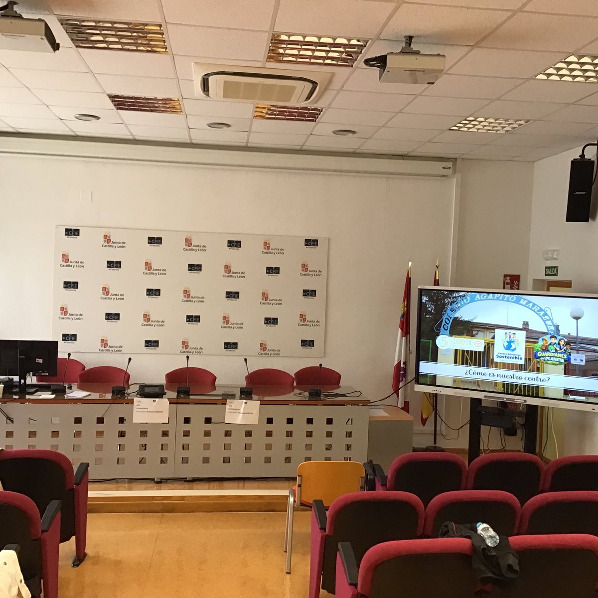 CFIEsg_asesTIC's tweet photo. 👏 Jornada final PIE LAB-IA Primaria
@CEIPAgapitoM presenta su participación “HIDRO-IA: El agua, nuestra historia, nuestro tesoro” #formaciónCyL #innovaCyL https://t.co/UQIIjABo7I