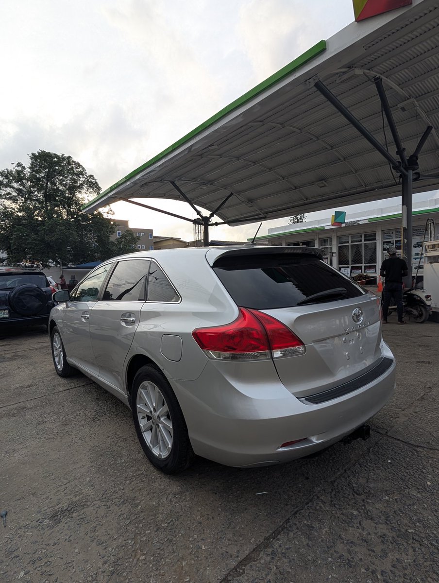 nobadcars's tweet photo. Tokunbo 2011 Toyota Venza Limited. 

-20 inch alloy wheels.
- Full panoramic roof
- Smart Key
- Back Up Camera
- AWD system
- 4 cylinder 
- 136k mileage 

🏷️: N17m

#OloyeMobility #Nobadcars. https://t.co/yYPQbyCVfm
