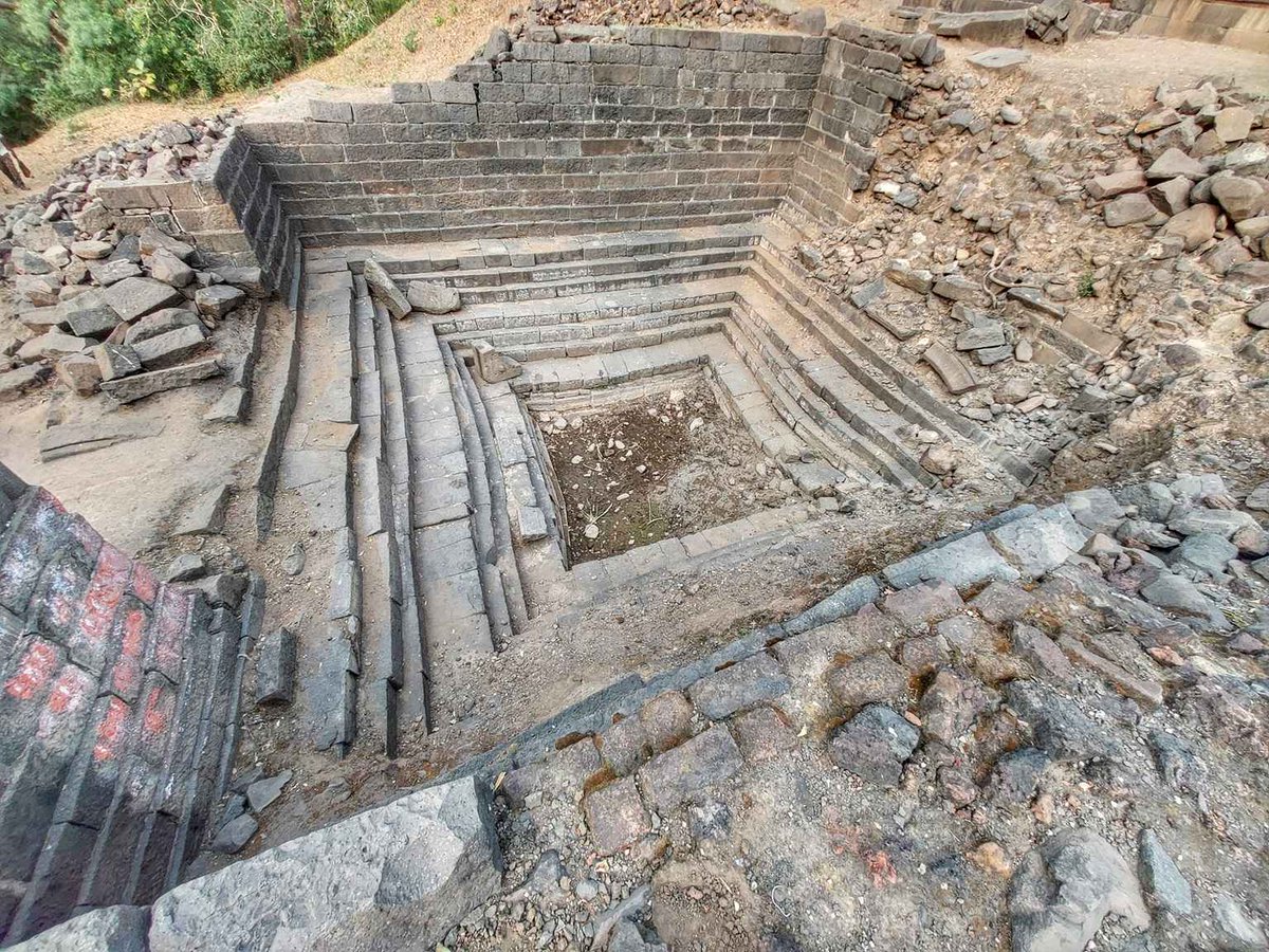 GAURAVIIFT's tweet photo. 3) Lost Temples on trek to Lonar Lake –
Premises of ruins - 3 temples and a stepwell. Dedicated to God Shiva, Ganesh, Ram and Hanuman. Monkeys and langurs are guarding the premises.
https://t.co/ziOOLVnTKq

#luckyvagavond #MaharashtraNews #lonarlake
#losttemples #templesofindia https://t.co/atg612QALj