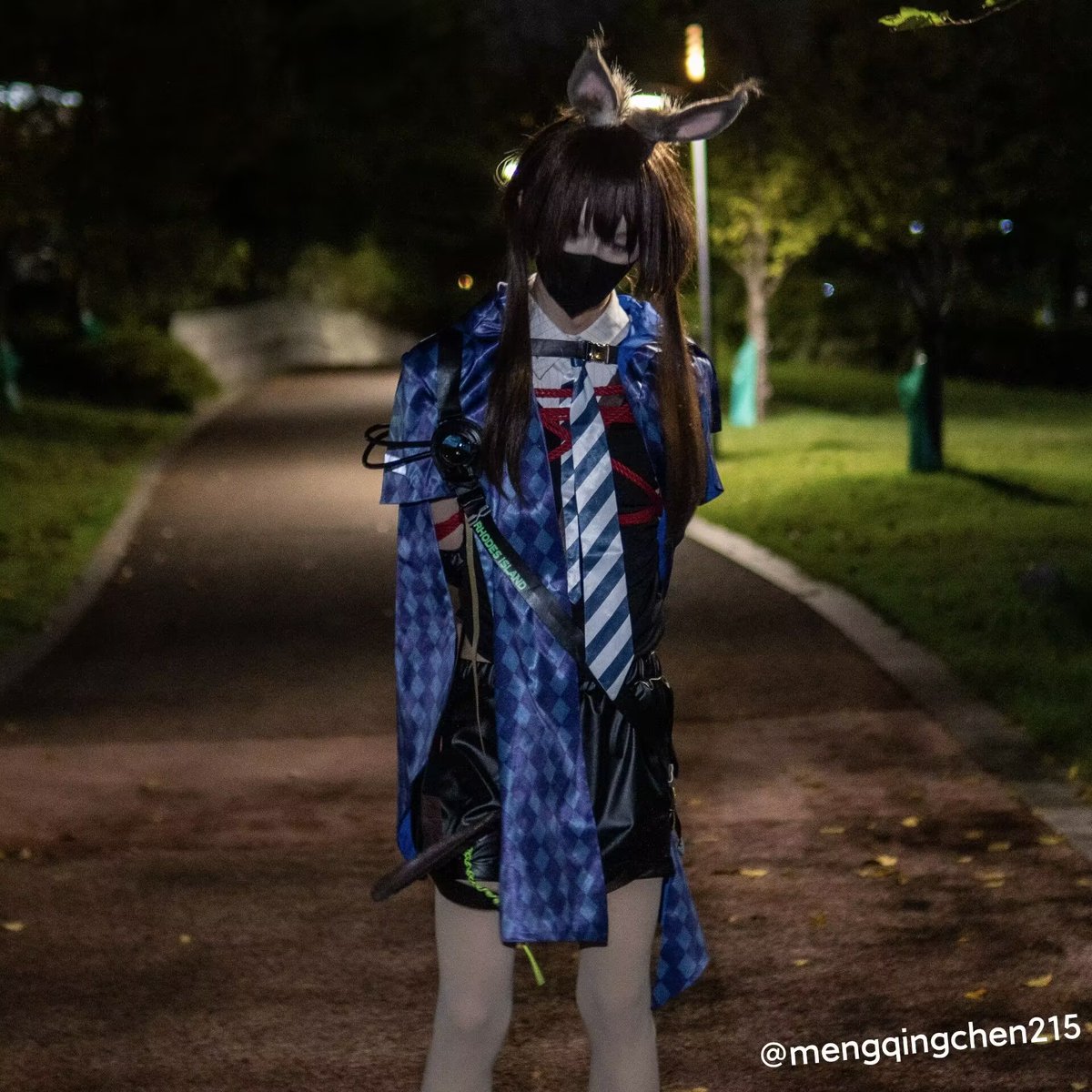mengqingchen215's tweet photo. 过于“拘谨”的江边散心

凌晨，罗德岛停靠在一片草原之上，这里的城市外不远处的郊区，靠近江边，宁静的夜晚有着虫鸣作为点缀，而单调的江水边，两个身着罗德岛制服的人，正在江边闲逛…
“博士…这样真的…有些紧了……不好走…”
“没事的阿米娅，只是散散心，没关系，放松”
罗德岛的领袖，博士与阿米娅，或许是刚工作完在江边散心…只是…较小的卡特斯似乎显得有些拘谨…双手藏在冲锋衣内，不知为何不远露出…
“来，笑一个”
“唔…别…别拍啦博士…好…羞耻…���”
拘谨，害羞，在这位年轻的领袖脸上展现，并不是因为那属于青春期少女的羞涩，或者说，不全是，最主要的…是那藏在外衣之下的…“拘谨”，或者说，束缚～
绳：@yuyu_tiny 
摄影表示不愿透露
后期：@LaSuzuya25