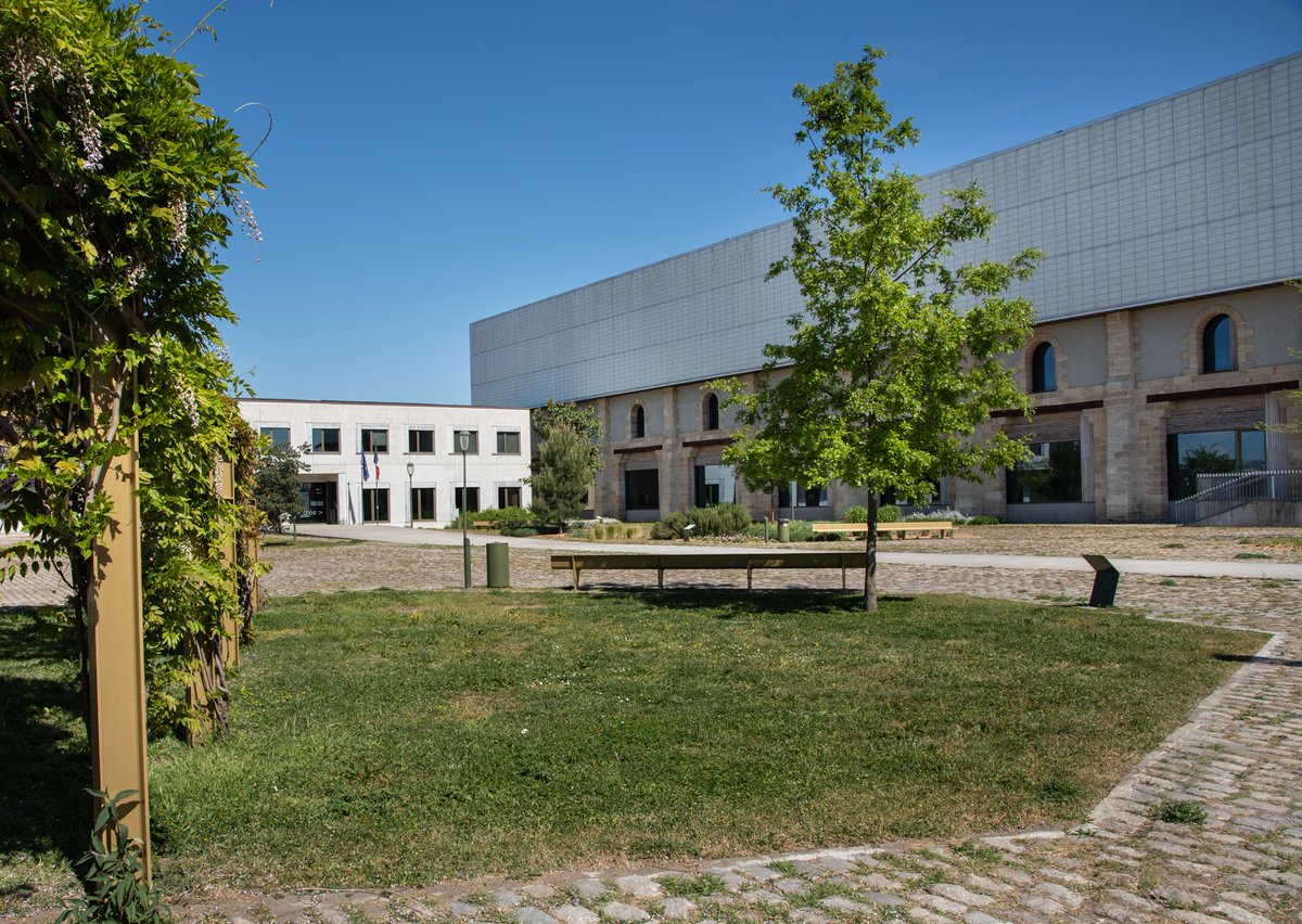 ArchivesBxM's tweet photo. À noter : comme tous les services de Bordeaux Métropole, les Archives métropolitaines seront exceptionnellement fermées au public le vendredi 15 mai 2026. Dans l’intervalle, n’hésitez pas à consulter notre site Internet et ses ressources en ligne https://t.co/B0SzO8WOU6 https://t.co/6G1jrLH7oG