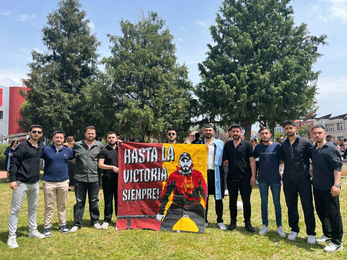uAUNIADU's tweet photo. Grubumuzun emektarlarından, geçmiş dönem yönetim ekibimizden canımız ciğerimiz Hasan Genç’in mezuniyet törenine katılım sağladık. Kendisine hayırlı olsun dileklerimizi iletiyor, bundan sonraki hayatında başarılar diliyoruz. 

İYİ Kİ BİZİMLEYDİN!

#ultrAslanUNI https://t.co/h2lb28HZ7r
