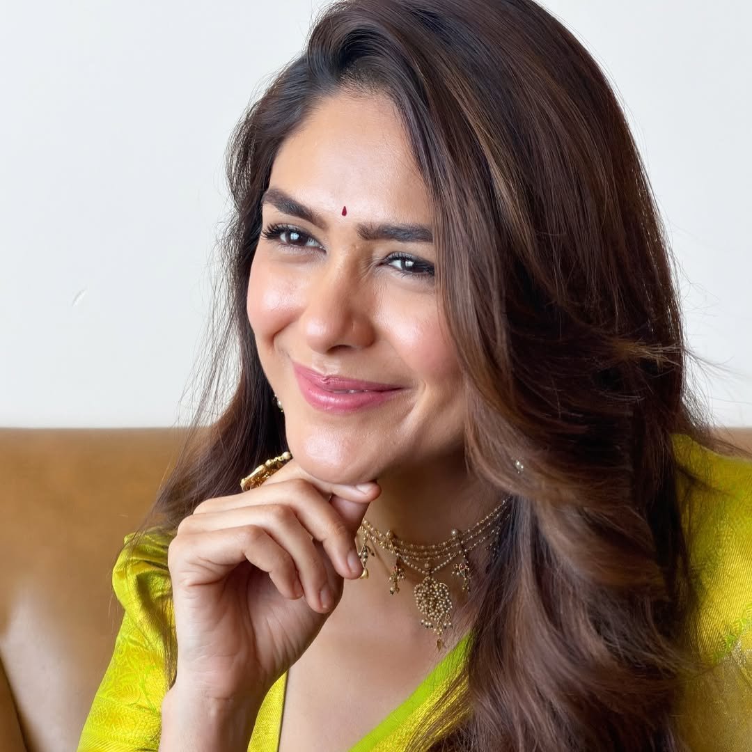 MangoKannadaOff's tweet photo. Grace in every glance✨❤️ #MrunalThakur effortlessly owning every frame. #StyledToPerfection #PureGrace #BeautySpotlight #AllEyesOnHer #KannadaCinema #Sandalwood #MangoKannada #WhackedOutMedia https://t.co/o6gorG8CFo