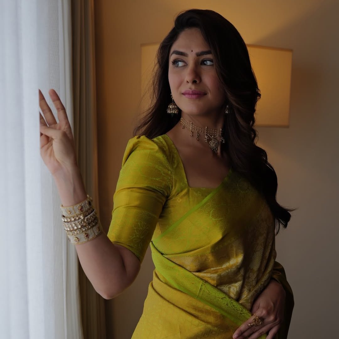 MangoKannadaOff's tweet photo. Grace in every glance✨❤️ #MrunalThakur effortlessly owning every frame. #StyledToPerfection #PureGrace #BeautySpotlight #AllEyesOnHer #KannadaCinema #Sandalwood #MangoKannada #WhackedOutMedia https://t.co/o6gorG8CFo