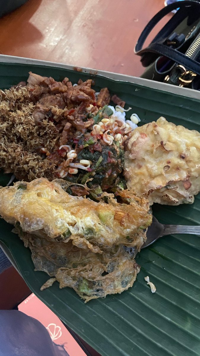 putringtyas's tweet photo. @erraent Pecel pincuk fav 😋 sebelum balik jkt kemarin https://t.co/bTSBDj2C1N
