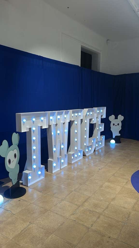 m_twst's tweet photo. Hey! Que hay una pop up store de twice en el Born. Como puede ser que no se sepa nada!? #twiceconcert @once_spain https://t.co/72IlWnlYeq