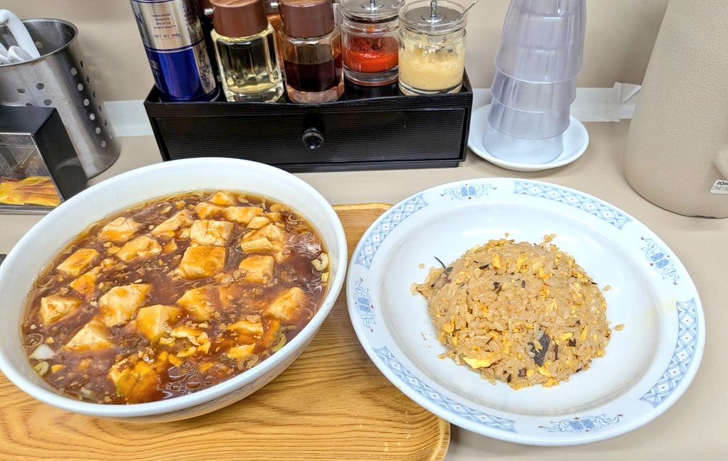 こんばんは✨😃 月曜日無事に終了！ これから晩ご飯です🥢🍚 今夜は