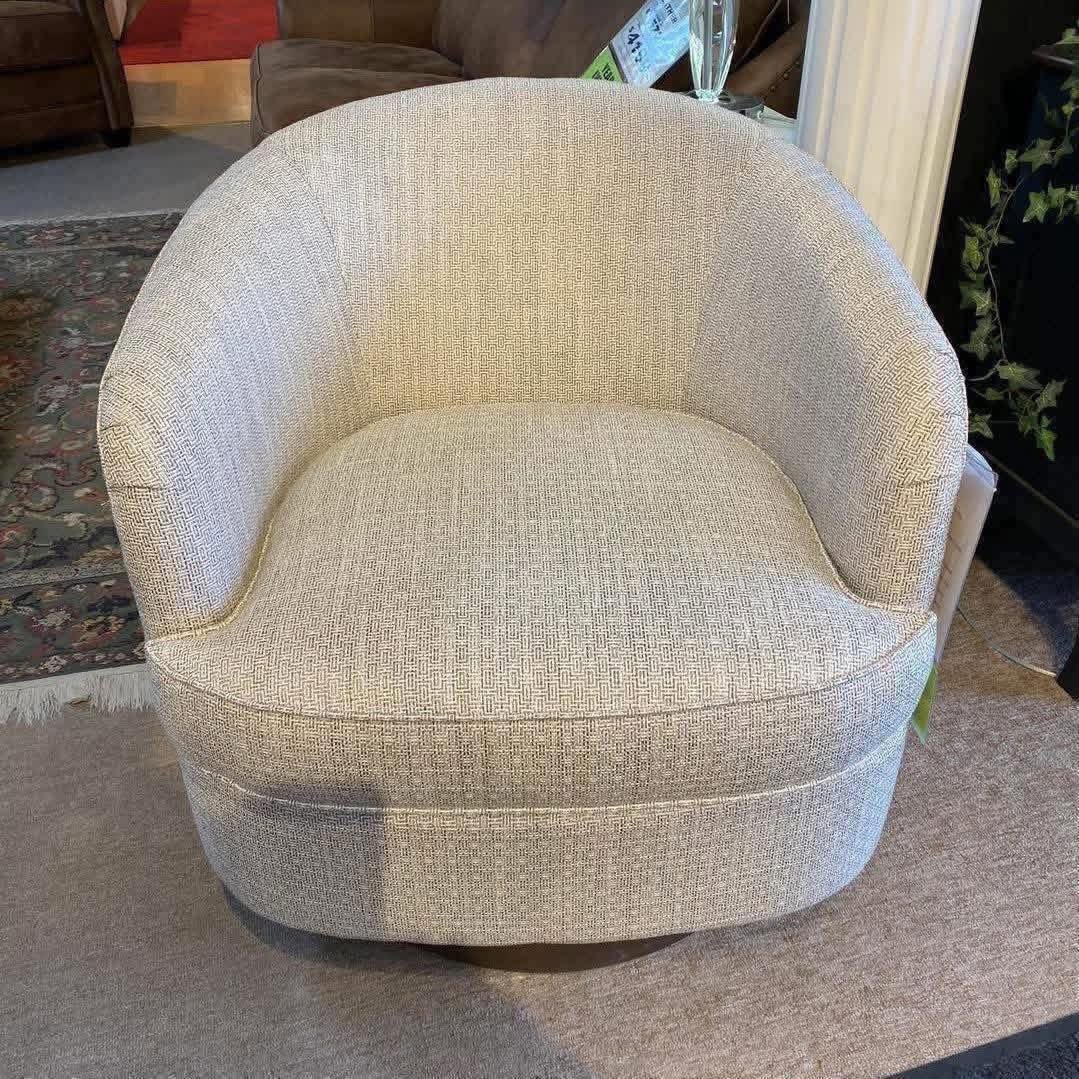 DesignFrederick's tweet photo. LARGE SELECTION, FABRIC OR LEATHER
Accent Chairs

🤩 A large selection of accent chairs for every taste!

Visit our Guelph showroom today!

Save now on top quality furniture for your home and office!

#Guelph #GuelphAccentChairs #GuelphFurniture 
#FredericksFurnitureGallery https://t.co/0sbCQF2OQm