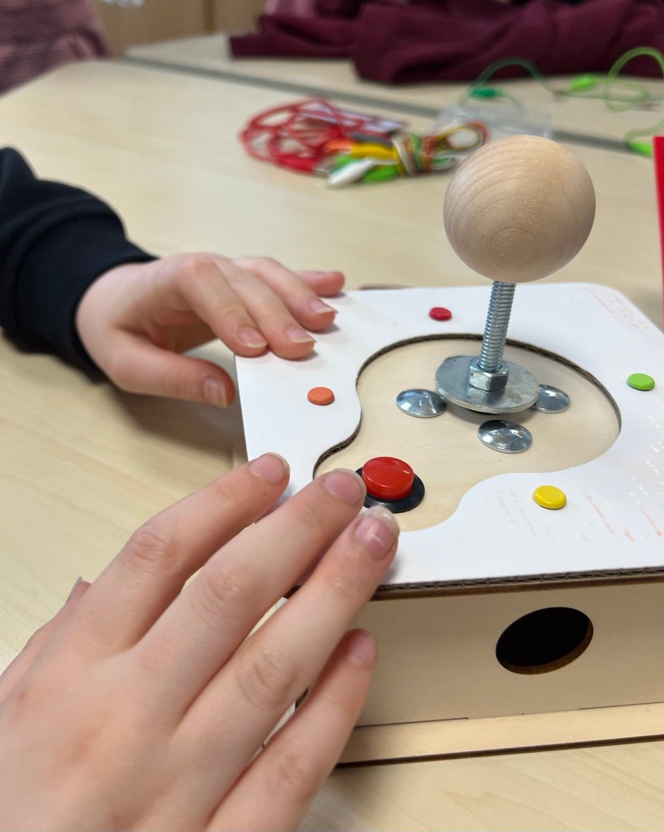 AdamHillEDU's tweet photo. The pupils made these cool joysticks using the new @makeymakey Invention Launchpad kit. Of course, we took it a step further. We added the Player 2 Backpack to Makey Makey and connected a second joystick, allowing the children to enjoy the games together. #STEM #MakeyMakey https://t.co/bF43VDGiId