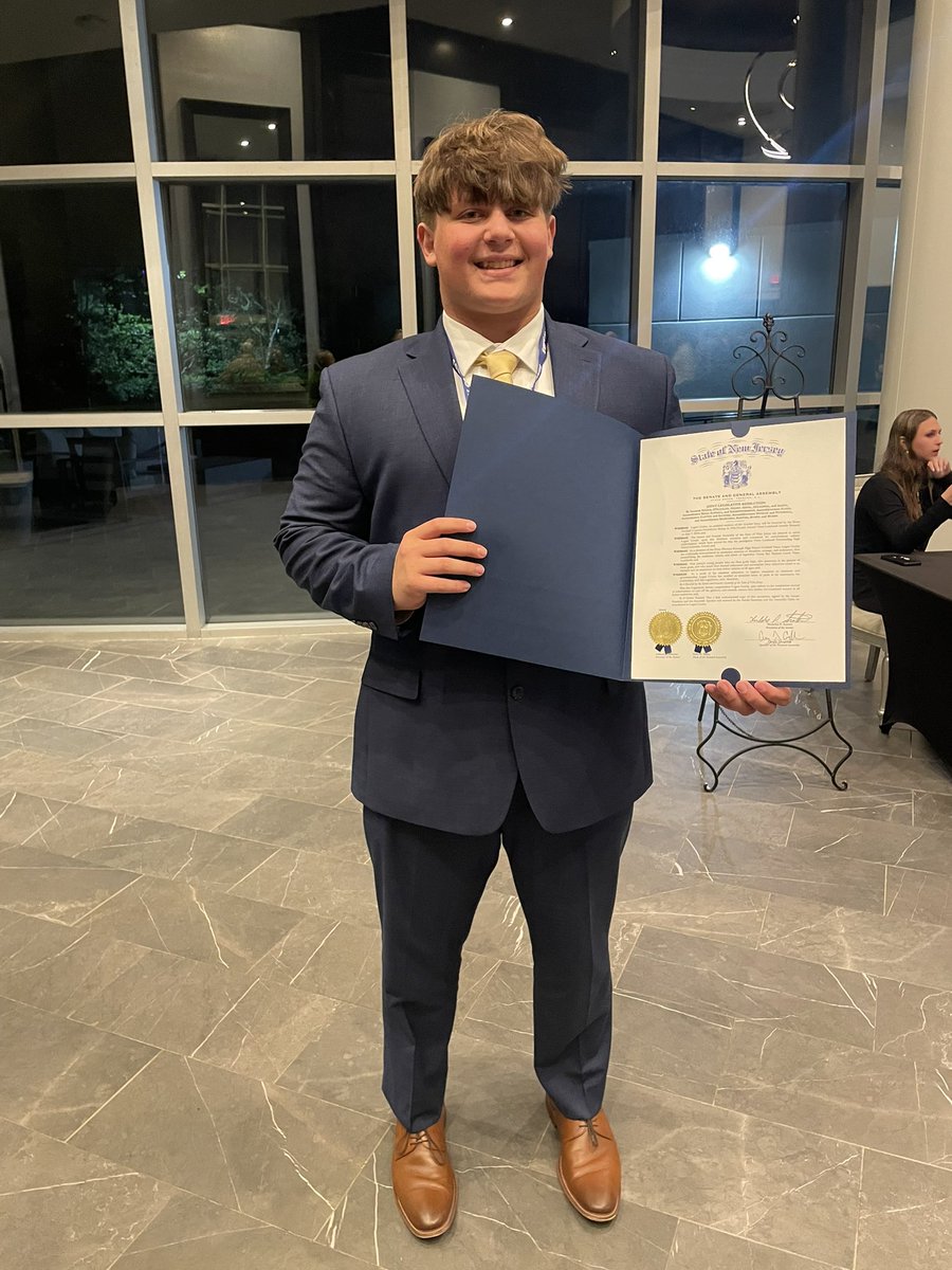 Logan_Cooley26's tweet photo. Proud Recipient of the Vince Lombardi Award. Thank you to everyone who has helped me get to where I am today. @BrianStaub4 @PtBoroFootball @coachryan73 @CoachRobFB @Coach_MSal @CoachMKellyWPI @CoachHolmes2 https://t.co/j3ku9Gtia4