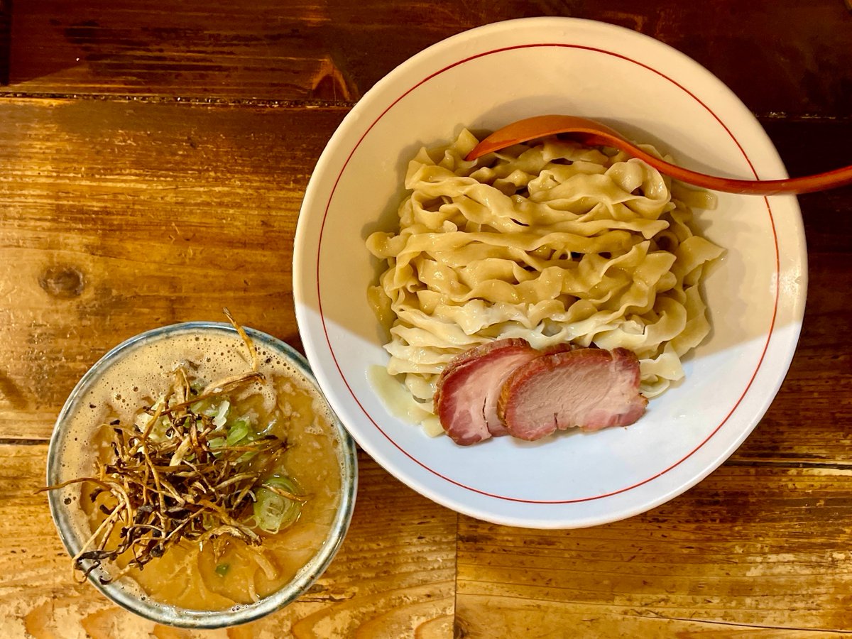 ramentabete's tweet photo. 東京味噌らーめん鶉＠武蔵境
【味噌つけめん】

五月晴れの武蔵境で、気温はほぼ夏日☀️
なのに胃袋は、迷わず味噌つけめんへ一直線🍜
東京味噌らーめん 鶉の「味噌つけめん」、まず見た目からして事件です。
濃厚芳醇な味噌つけだれの上に、素揚げ牛蒡の塔がドーン！
もはや“ごぼう界のスカイツリー”。香ばしさが立ち上がった瞬間、こちらの食欲も起立礼。

そして麺。
極太の自家製手揉み麺が、ソバージュみたいにうねりながら皿の上で横たわる美しさ。
冷水で締まった艶、もちもちの弾力、噛むほど小麦の甘み。
これを味噌ダレに沈めると、縮れのひとつひとつが旨味を捕獲して、口の中で味噌の大合唱が始まります。
豚と鶏のぽたぽたコラーゲン感、複数味噌の芳醇なコク、ごぼう油の土っぽい香ばしさ。
さらに炒めもやしの甘み、釜焼き肩ロースの燻し感、山椒と一味の味変まで加わって、最後まで飽きる隙なし。
五月の青空の下、味噌で汗ばみ、麺で笑い、牛蒡で目覚める。
これは“暑い日に食べる味噌”の大正解でした。
旨し！激しく旨し！🙏✨なので詠います！

　　　五月青れ
　　　　味噌の湯気立ち
　　　　　麺おどる

　　　　燻香匂わせ
　　　　　心もおどる

ご馳走様でした！
#東京味噌らーめん鶉 #鶉 #武蔵境ラーメン #武蔵境グルメ #味噌つけめん #味噌ラーメン #つけ麺 #極太手揉み麺 #自家製麺 #素揚げ牛蒡 #釜焼きチャーシュー #もやし最高 #ラーメン好きな人と繋がりたい #麺活 #ラー活 #中央線ラーメン #東京ラーメン #ラーメン食べ歩き