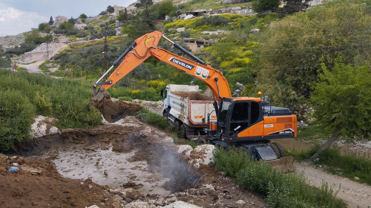 SBBBCEVREKORUMA's tweet photo. Ş.B.B. Çevre Koruma ve Kontrol Daire Başkanlığı olarak ekiplerimizce merkez derelerimizde ve  gübre atıklarından oluşan olumsuzluklar ve görüntü kirliliğini önlemek amacıyla temizlik çalışmalarımız devam ediyor. @sanliurfabld 
@MithatCanKutluc @halilaldeniz_ @aytekin_ey41318 https://t.co/MbZxYyiF7w