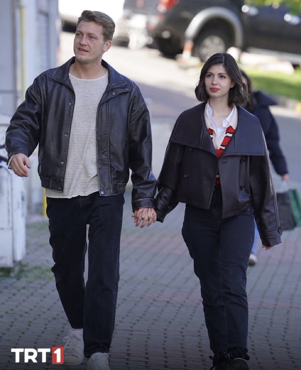 TelevizyonGaze's tweet photo. DEV KAPAK ANKETŞ TARAFINI SEÇ KAZANAN ÇİFT KAPAK RESMİMİZ OLUCAK HEMDE BİR AY. 
#isfad diyorsan RT 
#orel fav 
#esdil yorum .. 

@TelevizyonGaze  takip etmeyenlerin oylaması ana oylamaya dahil edilmez 

🎉

Cuma günü final. https://t.co/vzF43lcKG8