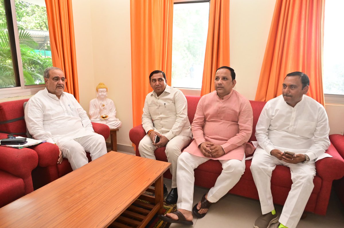 umeshtybjp's tweet photo. आज लखनऊ में भारतीय जनता पार्टी के पूर्व प्रदेश अध्यक्ष श्री भूपेंद्र चौधरी जी का उनके आवास पर उत्तर प्रदेश सरकार में मंत्री बनाए जाने पर हार्दिक बधाई एवं शुभकामनाएँ दीं।

उनके सफल एवं जनकल्याणकारी कार्यकाल हेतु मंगलकामनाएँ।
@Bhupendraupbjp https://t.co/U4Ve6zewjY