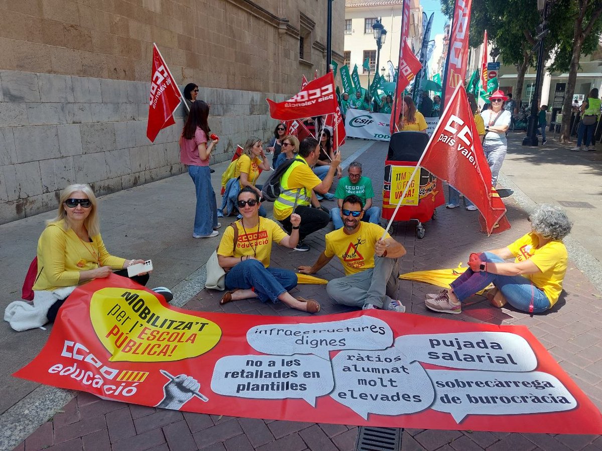 ccoopv's tweet photo. @XeloValls @AnaGarciaCCOOPV @jovesccoopv @escolatv @GVAeducacio 📣La #VagaIndefinida11M no és només una protesta, és una defensa del servei públic essencial que garanteix la igualtat d’oportunitats.
✊🏽 @educacio_ccoopv orgullosa del compromís docent, demana suport social a les mobilitzacions. 
💬Si l'educació retrocedeix el futur es bloqueja! https://t.co/rTG8PwAOkk