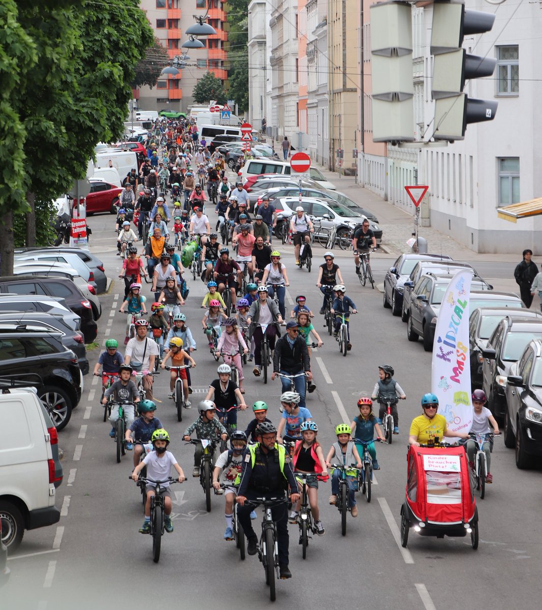 radlobby's tweet photo. Mit 6.100 Teilnehmer*innen hat die 4. Grätzl Kidical Mass Wien am 9. Mai 2026 ein starkes Zeichen für kindersichere Wege gesetzt.

https://t.co/3u4pu62XxT https://t.co/vzbgHbR8fn