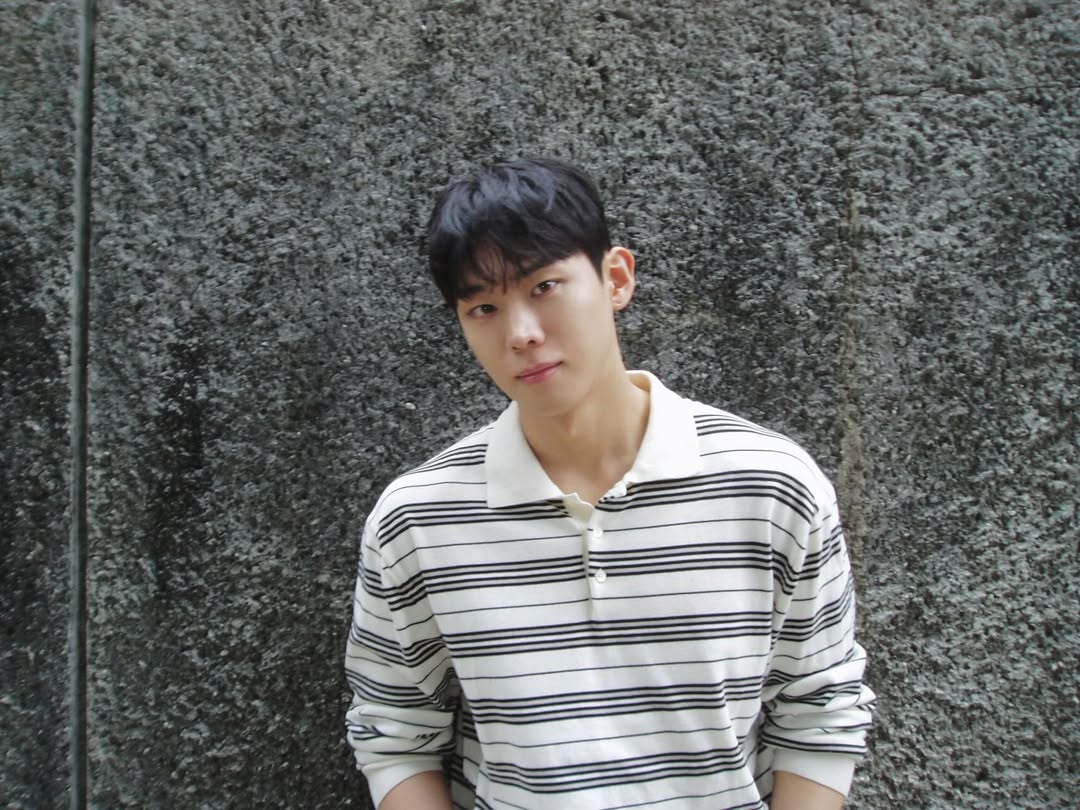 LifeDemian's tweet photo. [Ig Update] 👑  11.05.2026

Post sem legenda, adicionou a música "Viola - Real Fantasy" ao carrossel de fotos.

#DEMIAN #데미안 #DE_LIGHT #딜_라이트 #손정혁 #SohnJeongHyuck @Demian_tweet https://t.co/dx0QnHK7Mg