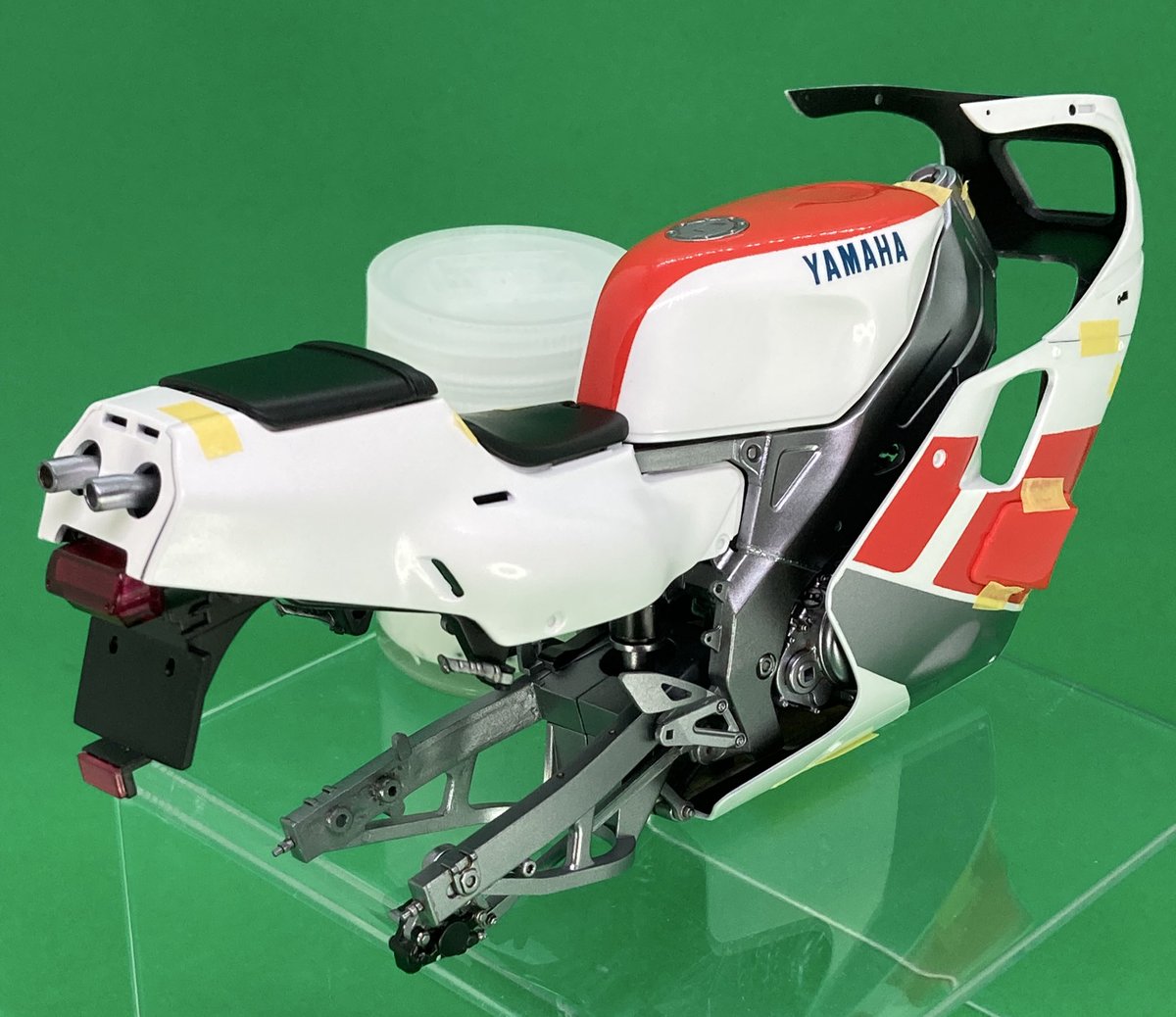 ハセガワTZR250(3MA)を作ってます。 塗り分けは塗装でやってみました