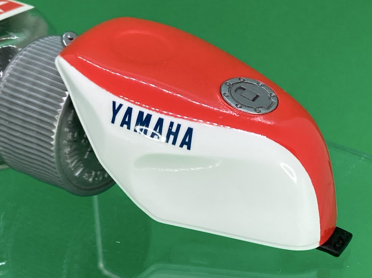 ハセガワTZR250(3MA)を作ってます。 塗り分けは塗装でやってみました
