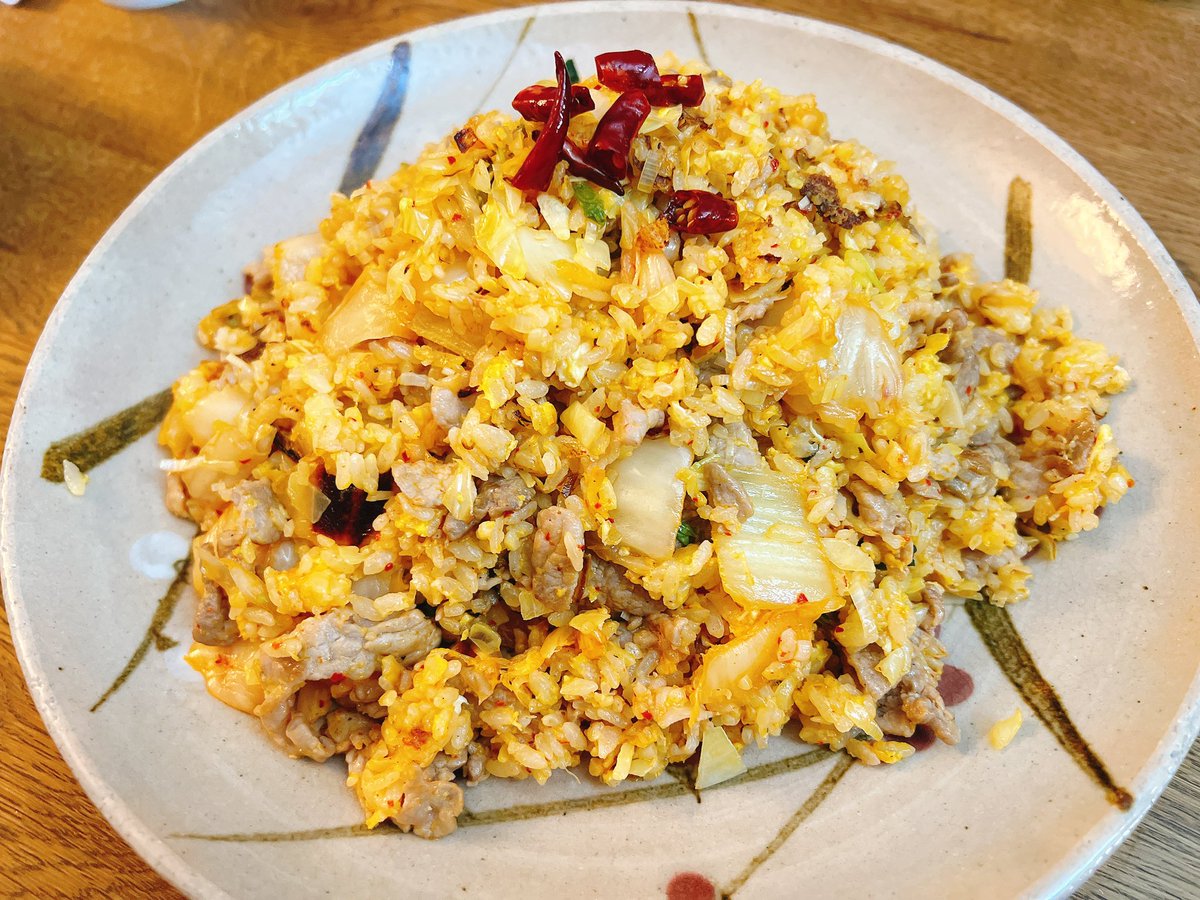zain666's tweet photo. 今晩は大皿キムチチャーハン❗
娘ちゃんのリクエストです

材料
オリーブオイル、ラード
唐辛子、卵、米、キャベツ、豚肉、
長ネギ、キムチ、シャンタン、粗挽きこしょう

お供は、ぷぅ！
マスカットぽくてだいやめ好きな人に
おすすめです https://t.co/tOeVumDyh4
