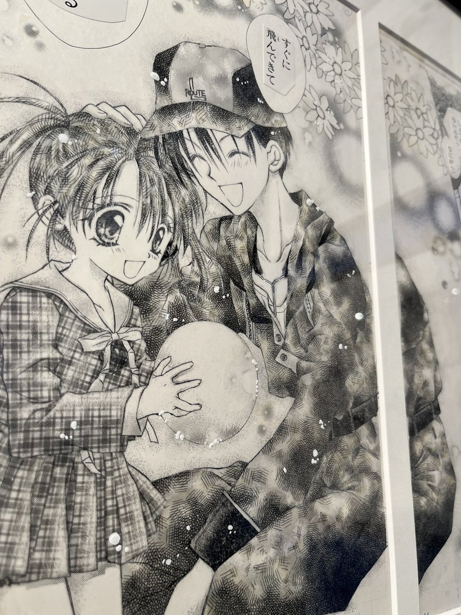 種村有菜展行ってきたー!絵の美しさ、かわいさ、トーンの量がすごかった!特にこれが…!カケアミ描いてるのかと思ったら貼ってた…細かいところは細かくトーン切って貼ってた…!恐ろしい!!(褒めてる)衣装も可愛くて仕方なった!キョーコの絵もっとたくさんあるとよかったなぁー