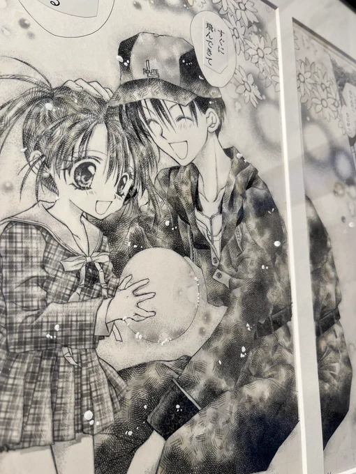 種村有菜展行ってきたー!絵の美しさ、かわいさ、トーンの量がすごかった!特にこれが…!カケアミ描いてるのかと思ったら貼ってた…細かいところは細かくトーン切って貼ってた…!恐ろしい!!(褒めてる)衣装も可愛くて仕方なった!キョーコの絵もっとたくさんあるとよかったなぁー 
