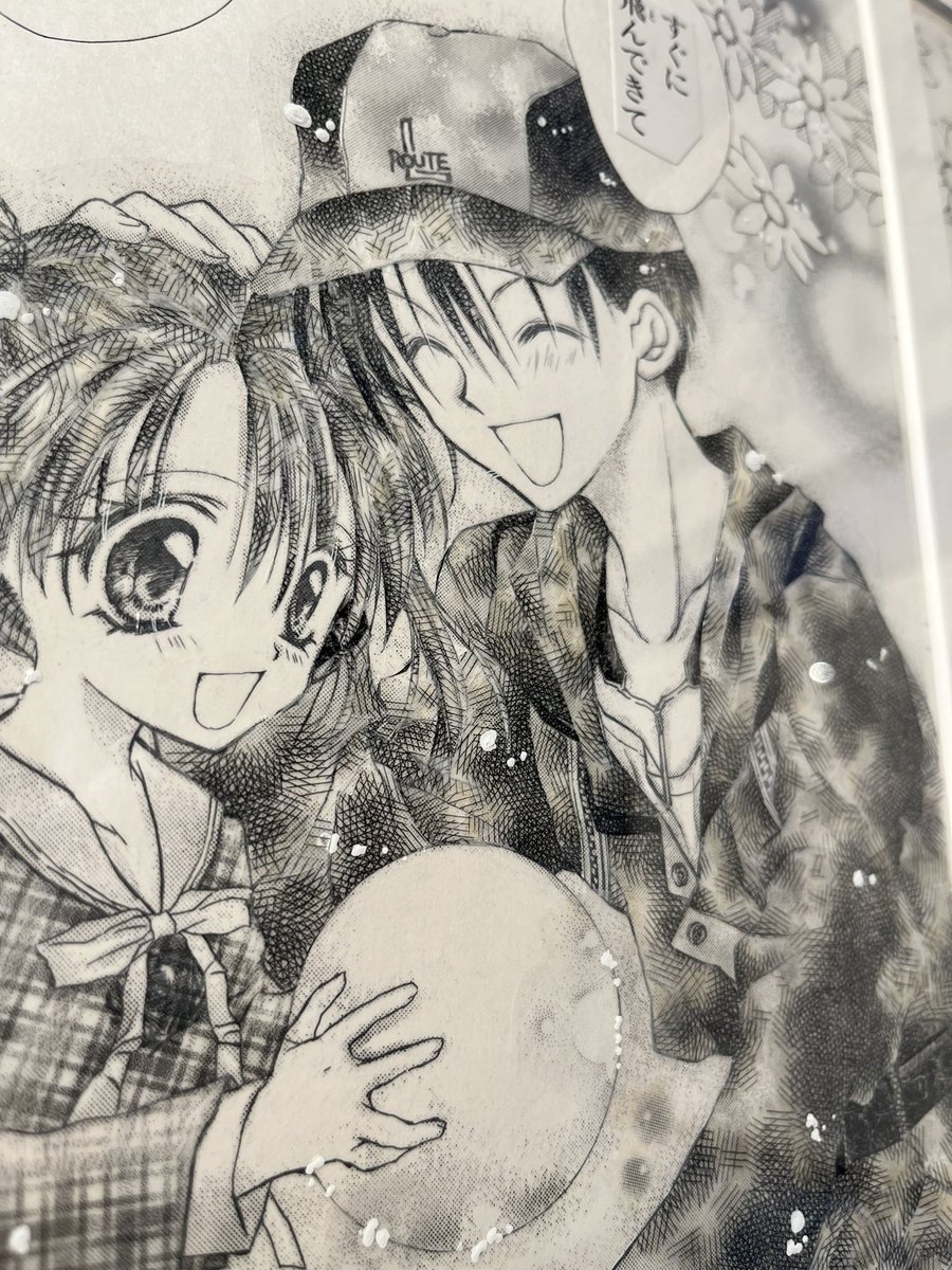 種村有菜展行ってきたー!絵の美しさ、かわいさ、トーンの量がすごかった!特にこれが…!カケアミ描いてるのかと思ったら貼ってた…細かいところは細かくトーン切って貼ってた…!恐ろしい!!(褒めてる)衣装も可愛くて仕方なった!キョーコの絵もっとたくさんあるとよかったなぁー