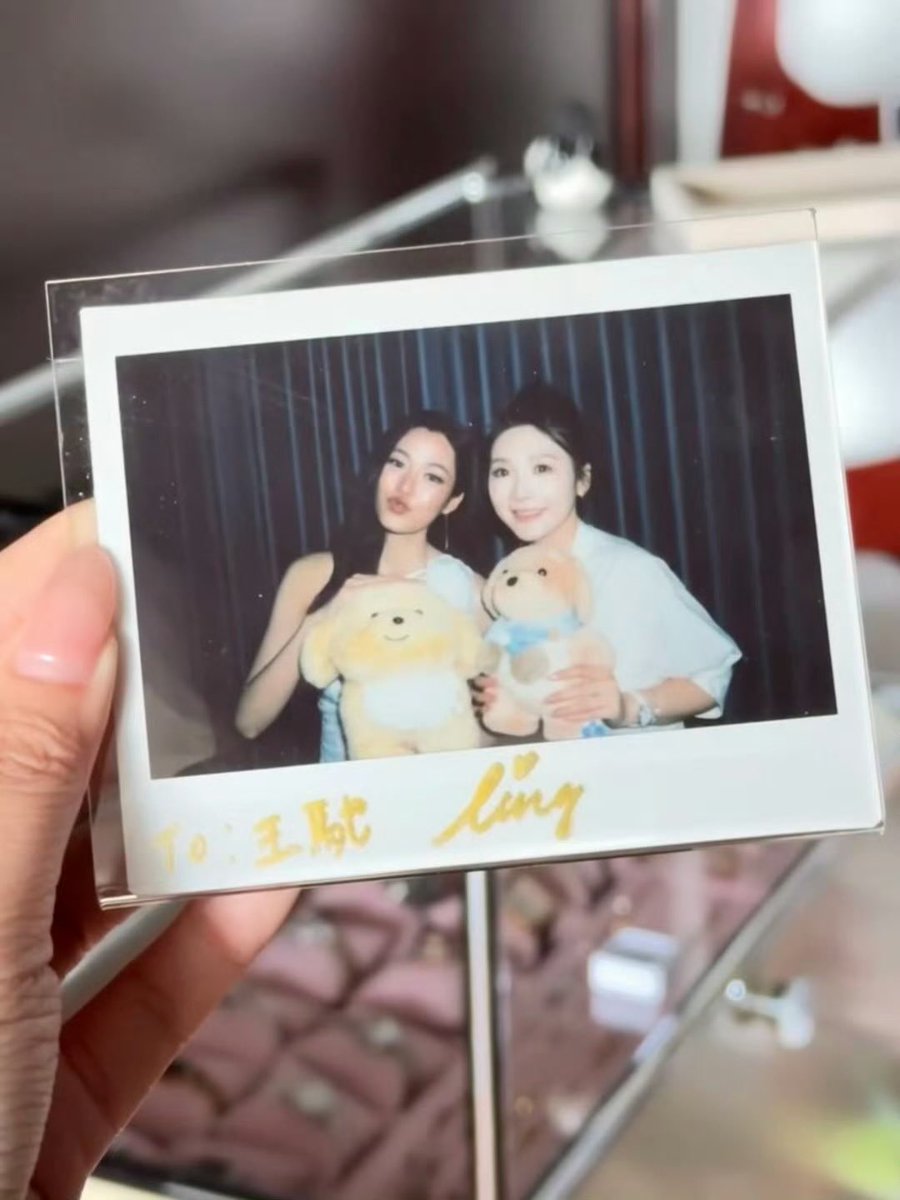 คุณ MC ขาประจำที่ร่วมงานที่จีนกับพี่หลิงมาร่วมอวยพรวันเกิดด้วยค่ะ 🥹🫶🏻

สุขสันต์วันเกิด 0511 ของ “หลิงหลิง คอง” 🎂🎁

ไม่รู้ตัวเลยว่า ตั้งแต่เริ่มร่วมงานกันครั้งแรกในเดือนพฤศจิกายน ปี 2024 จนถึงตอนนี้ได้ร่วมงานกับ หลิงหลิง คอง มาแล้วถึง 8 ครั้ง และได้เดินทางไปกับทุกคนทั้งปักกิ่ง