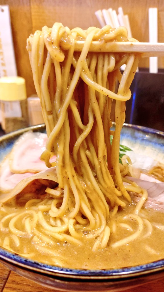 toriumimen's tweet photo. RAMEN JUNKEYZ@徳庵
鶏白湯そば

開店1周年限定仕様で半熟味玉or薩摩茶美豚バラ叉焼を無料トッピング。鶏ガラを長時間煮込んだ高粘度濃厚鶏白湯にキレのある醤油ダレを合わせた極旨スープ。何度食べても美味すぎる。麺は自家製中太麺。具は薩摩茶美豚バラ叉焼、玉葱、メンマ、青葱、ナルト🍜#ラーメン https://t.co/vbRjFHKesT