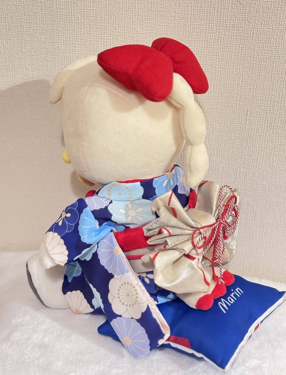 baiseralapapa's tweet photo. 裏地まで丁寧に仕立てられた振袖に合わせ何十年も眠っていた帯と小物を@cotoro_net さんのサイトを参考に老眼と戦いながら💦チクチクリメイク🪡
型紙やぬいの着付けも参考にさせていただきました。
モデル頑張ってくれたマリンちゃんの晴れ姿🎀✨見て下さい😊 https://t.co/keXFbV8uyl