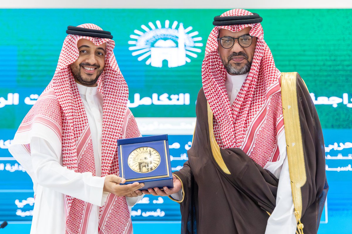 iu_edu's tweet photo. كما كرّم رئيس #الجامعة_الإسلامية المشاركين في اللقاء. https://t.co/dcUVhdZoBt