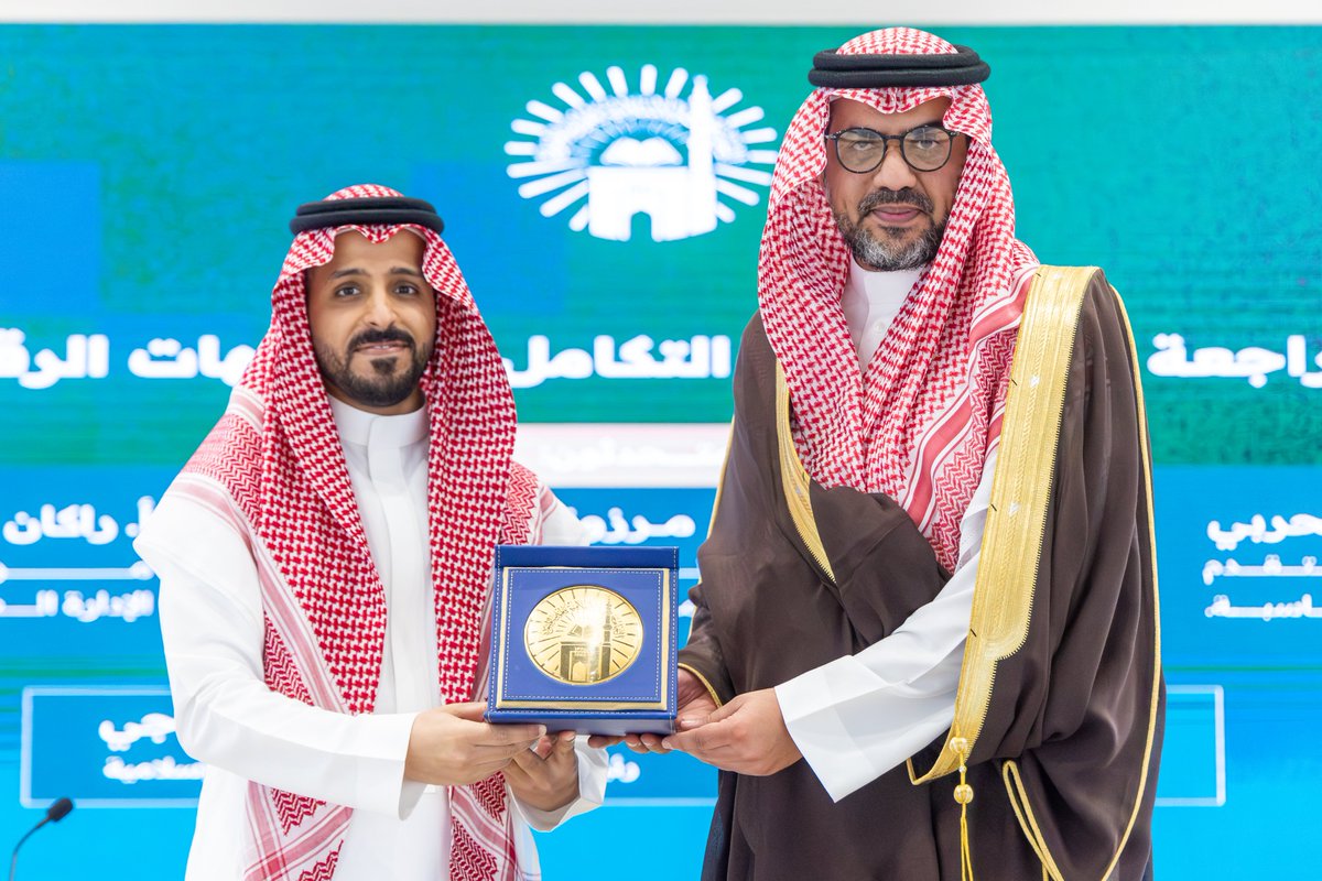iu_edu's tweet photo. كما كرّم رئيس #الجامعة_الإسلامية المشاركين في اللقاء. https://t.co/dcUVhdZoBt