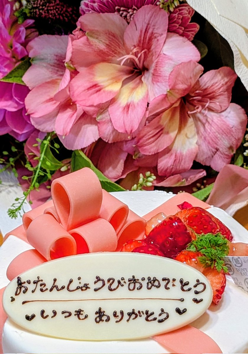 kobat786's tweet photo. 初めて新宿で花束買うたわ😅
人多いし緊張するし、家までの帰りも大変
昨日の母の日ノリでローカル花屋で買うべきやったなぁ
さすがに母の日便乗はNGかー😭 https://t.co/OvykSc6hwh