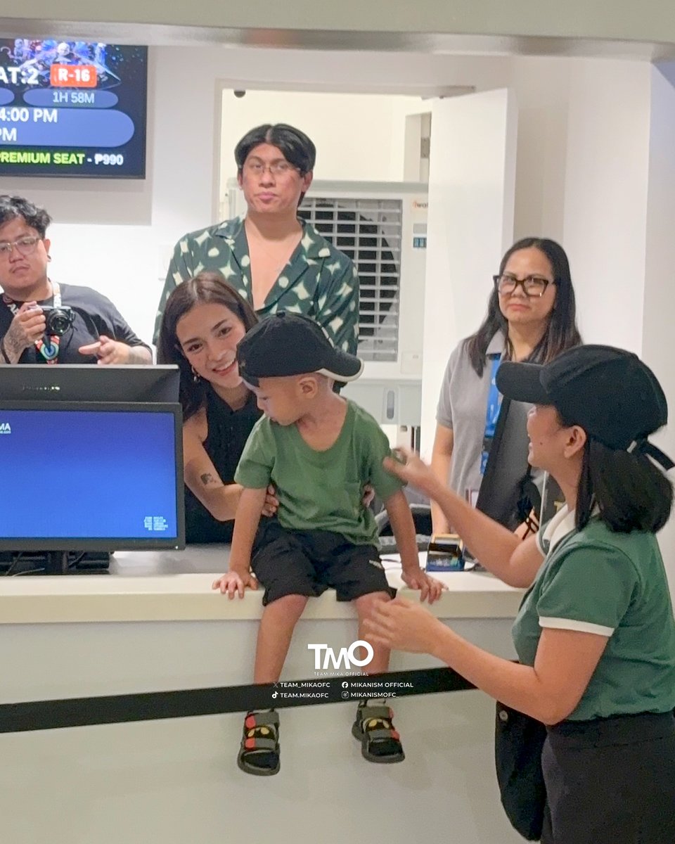 team_mikaofc's tweet photo. MINIKANISM ALERT: 

A little fan is here at the ticket booth to meet #MikaSalamanca upclose and personal. Baby Ryu secured a ticket for MAHIKA. 

Buy yours now! 💚