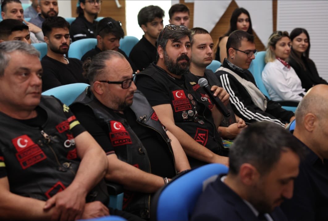 maubesyo's tweet photo. Alanya Alaaddin Keykubat Üniversitesi Bilim İletişimi Ofisi tarafından ve Aytemiz’in katkılarıyla, ALKÜ Motosiklet Topluluğu iş birliğinde yapılan “Aytemiz Sahne: Bilinçli Sürücü Güvenli Gelecek” konferansına,  Spor Bilimleri Fakültesi Dr. Öğretim Üyesi Beyhan Özgür davet edildi. https://t.co/Kt7JQecEwJ